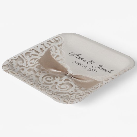 Satin Bow an der Spitze des Jubiläums Pappteller (Gewinkelt)