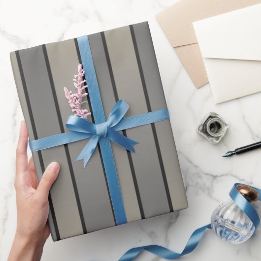 Satin Effect Streifen Muster Schwarz und Beige Geschenkpapier (Schenken)