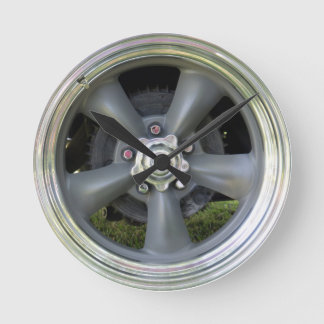 Satinieren Sie die Uhr des Fünf-Spoke-Rades