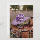 Sattel auf dem Zaun mit Hut und Bubbly Einladung (Vorderseite)