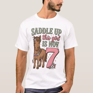 Sattel auf Dieses Mädchen ist jetzt 7 Pferd Geburt T-Shirt
