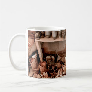 Sattelkammer voller abgetragener Cowboystiefelstie Kaffeetasse
