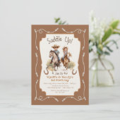 Satteln Sie den kleinen Zwilling Cowboy Cowgirl Ge Einladung (Stehend Vorderseite)