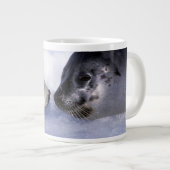 Sattelrobbenmutter mit Jungtier Jumbo-Tasse (Vorderseite Rechts)
