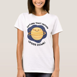 Saturn, der den Sonnenplaneten auf den Kopf gestel T-Shirt