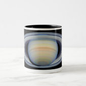 Saturn mit Ringen an Weitwinkel zur Erde Zweifarbige Tasse (Mittel)