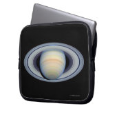 Saturn mit Ringen im weitesten Winkel zur Erde Laptopschutzhülle (Vorderseite Links)