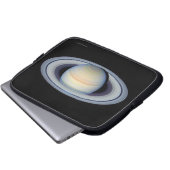 Saturn mit Ringen im weitesten Winkel zur Erde Laptopschutzhülle (Vorne Knopf)
