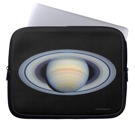 Saturn mit Ringen im weitesten Winkel zur Erde Laptopschutzhülle (Vorderseite)