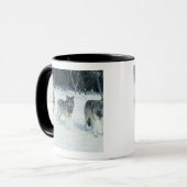 Satz Wölfe am Rand des schneebedeckten Waldes Tasse (Vorderseite Links)
