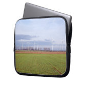 Saubere Energie durch viele Windkraftanlagen auf Laptopschutzhülle (Vorderseite Links)