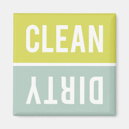 Saubere Geschirrspülmaschine mit schmutziger Chart Magnet