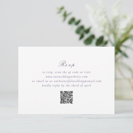 Sauberer Lila QR-Code Elegante Hochzeit RSVP Karte (Stehend Vorderseite)