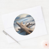 Sauberes Treibholz am Strand. Runder Aufkleber (Umschlag)