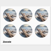 Sauberes Treibholz am Strand. Runder Aufkleber (Blatt)