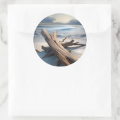 Sauberes Treibholz am Strand. Runder Aufkleber (Tasche)