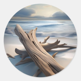 Sauberes Treibholz am Strand. Runder Aufkleber