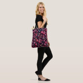 Sauerkirsche nah oben im Hintergrund Tasche (Am Model)