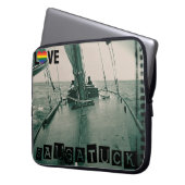 Saugatuck Michigan Sailing Rainbow Vintag 1910 Laptopschutzhülle (Vorderseite Links)