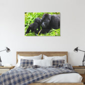 Säugling Gorilla Kisses Silverback Gorilla Leinwanddruck (Insitu (Schlafzimmer))
