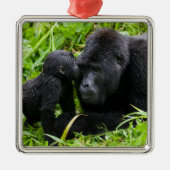 Säugling Gorilla Kisses Silverback Gorilla Ornament Aus Metall (Vorne)