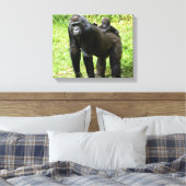 Säugling Lowland Gorilla auf dem Rücken der Mutter Leinwanddruck (Insitu (Schlafzimmer))