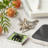 Säugling Lowland Gorilla auf dem Rücken der Mutter Schlüsselanhänger (Seite)