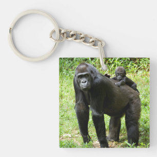 Säugling Lowland Gorilla auf dem Rücken der Mutter Schlüsselanhänger
