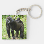 Säugling Lowland Gorilla auf dem Rücken der Mutter Schlüsselanhänger (Rückseite)