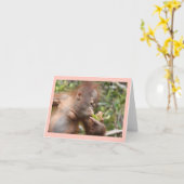 Säugling Orangutan mit tropischer Blume Karte (Gelbe Blume)