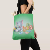 Säugling Tom und Jerry spielen mit Spielzeug Tasche (Von Nahem)