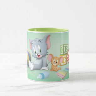 Säugling Tom und Jerry spielen mit Spielzeug Tasse