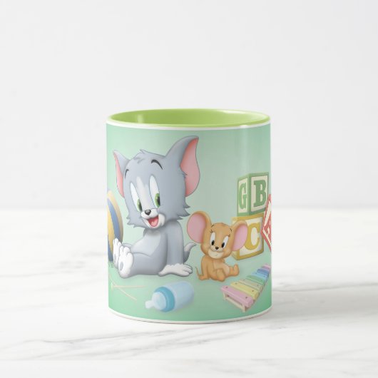 Säugling Tom und Jerry spielen mit Spielzeug Tasse (Zentrum)
