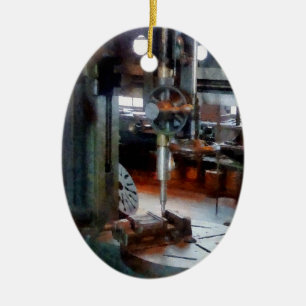 Säulenbohrmaschine am Fenster Keramikornament