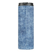Säure waschen blaue Denim, nah-up Textur. Thermosbecher (Rückseite)