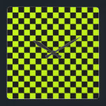 Säuregrün-schwarzes Schachbrettmuster Quadratische Wanduhr<br><div class="desc">Ein lebendiges Schachbrettmuster mit abwechselnden neon-gelben und schwarzen Quadraten erzeugt ein auffallendes geometrisches Design,  das einen kühnen und energiegeladenen Ton vermittelt.</div>