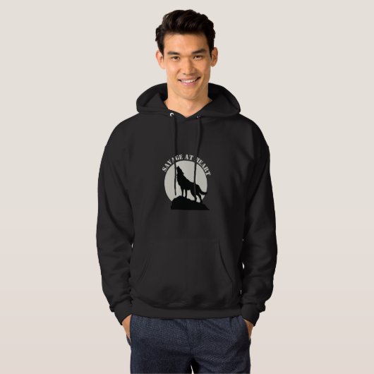 Savage am Herzen - Bold Howling Wolf Design Hoodie (Vorne ganz)