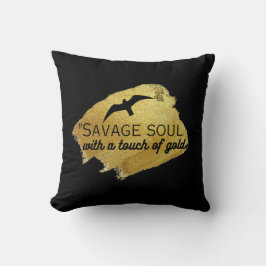 "Savage Soul mit einer Touch Gold." Kissen