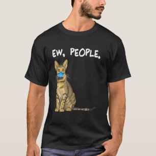 Savannah Ew Leute  Katze trägt Gesichtsmaske T-Shirt