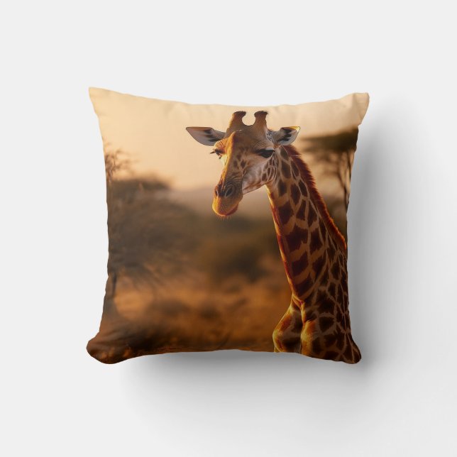 Savannah Sunset: Serene Giraffe Kissen (Vorderseite)