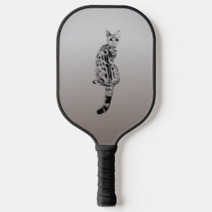 Savanne-Katze von Überraschung ertappt Pickleball Schläger