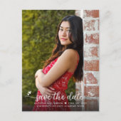 Save the Date Abschluss Foto Modernes Drehbuch Her Einladungspostkarte (Vorderseite)