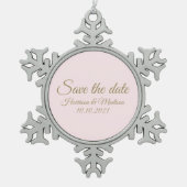 Save the Date Ankündigung von Hochzeitsschreiben Schneeflocken Zinn-Ornament (Vorderseite)