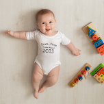 Save the Date Bar Mitzvah 2036 UND JEDES JAHR Baby Strampler<br><div class="desc">Personalisieren Sie diese einzigartige Save the Date mein Bar Mitzvah Baby Anzug 2033 durch einen Namen auf der Rückseite.</div>