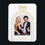 Save the Date Black Gold Stilvolle Moderne Hochzei Magnet<br><div class="desc">Save the Date Schwarz Gold Stilvolle Script Moderne Hochzeitsmagnete bieten Ihnen Ihr LieblingsFoto in einem goldenen Bogen auf weißem Hintergrund. Personalisieren Sie Ihren Text,  indem Sie den Text in den dafür vorgesehenen Textfeldern bearbeiten. Entwickelt für Sie von ©Evco Studio www.zazzle.com/store/evcostudio</div>