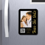 Save the Date Black Gold Stilvolle Moderne Hochzei Magnet<br><div class="desc">Save the Date Black Gold Stilvolle Script Moderne Hochzeitsmagnete verfügen über einen schwarzen Hintergrund mit Ihrem eigenen Foto. Personalisieren Sie Ihren Text,  indem Sie den Text in den bereitgestellten Textfeldern bearbeiten und Ihre Website-URL für Ihren benutzerdefinierten QR-Code hinzufügen. Entwickelt für Sie von ©Evco Studio www.zazzle.com/store/evcostudio</div>