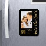 Save the Date Black Gold Stilvolle Moderne Hochzei Magnet<br><div class="desc">Save the Date Black Gold Stilvolle Script Moderne Hochzeitsmagnete verfügen über einen schwarzen Hintergrund mit Ihrem eigenen Foto. Personalisieren Sie Ihren Text,  indem Sie den Text in den bereitgestellten Textfeldern bearbeiten und Ihre Website-URL für Ihren benutzerdefinierten QR-Code hinzufügen. Entwickelt für Sie von ©Evco Studio www.zazzle.com/store/evcostudio</div>