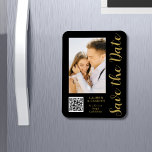 Save the Date Black Gold Stilvolle Moderne Hochzei Magnet<br><div class="desc">Save the Date Black Gold Stilvolle Script Moderne Hochzeitsmagnete verfügen über einen schwarzen Hintergrund mit Ihrem eigenen Foto. Personalisieren Sie Ihren Text,  indem Sie den Text in den bereitgestellten Textfeldern bearbeiten und Ihre Website-URL für Ihren benutzerdefinierten QR-Code hinzufügen. Entwickelt für Sie von ©Evco Studio www.zazzle.com/store/evcostudio</div>