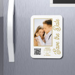 Save the Date Black Gold Stilvolle Moderne Hochzei Magnet<br><div class="desc">Save the Date Black Gold Stilvolle Script Moderne Hochzeitsmagnete verfügen über einen schwarzen Hintergrund mit Ihrem eigenen Foto. Personalisieren Sie Ihren Text,  indem Sie den Text in den bereitgestellten Textfeldern bearbeiten und Ihre Website-URL für Ihren benutzerdefinierten QR-Code hinzufügen. Entwickelt für Sie von ©Evco Studio www.zazzle.com/store/evcostudio</div>