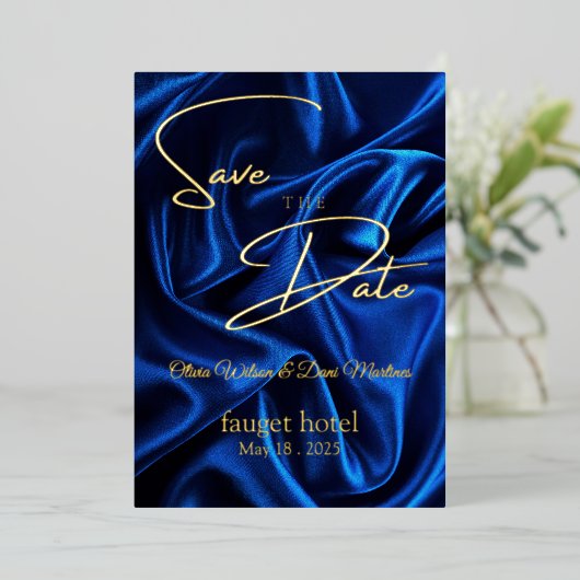 Save the Date blauer Seidenhintergrund Folieneinladung (Stehend vorne)